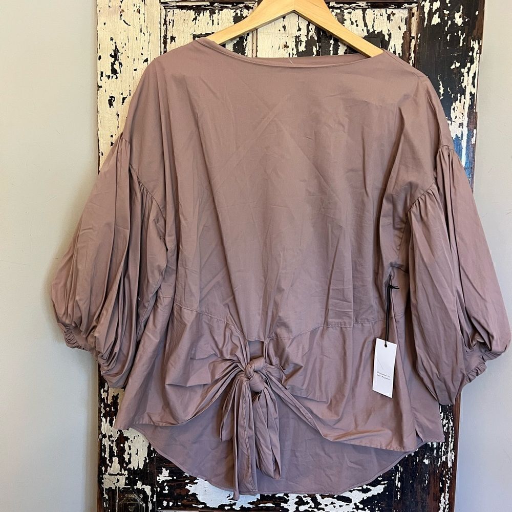 Women’s NWT Active USA Front tie Taupe Blouse w balloon sleeves. Size L.
